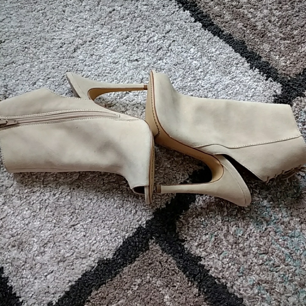 Chinese Laundry peep toe heels size 8